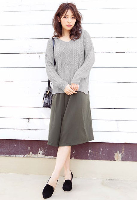 ケーブル編みVネックプルオーバーニットトップス「神戸レタス」2490円（税込）／画像提供：神戸レタス