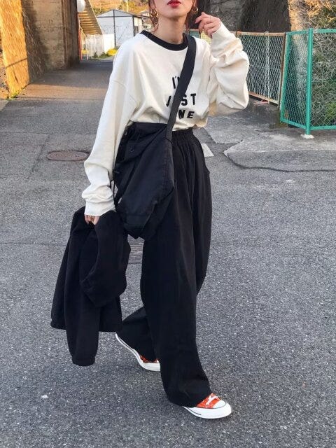 レディース　コーディネート　コーデ　トレンド　おしゃれ　お洒落　オシャレ　2023　春　黒パンツ　黒　ブラック　パンツ　パンツコーデ　ロゴトップス　スニーカー　ロンT