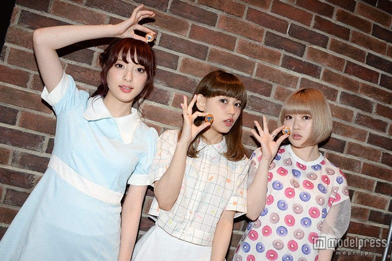 ピンバッチを片手にウキウキ気分になる3人