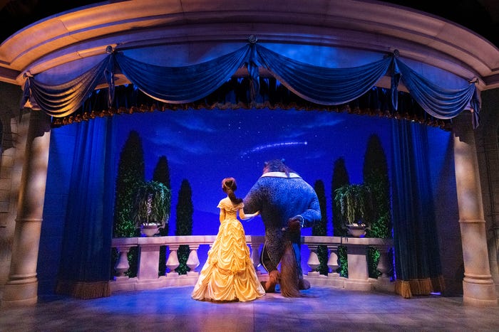 ベルと野獣が寄り添う姿/「美女と野獣“魔法のものがたり”」(C)Disney