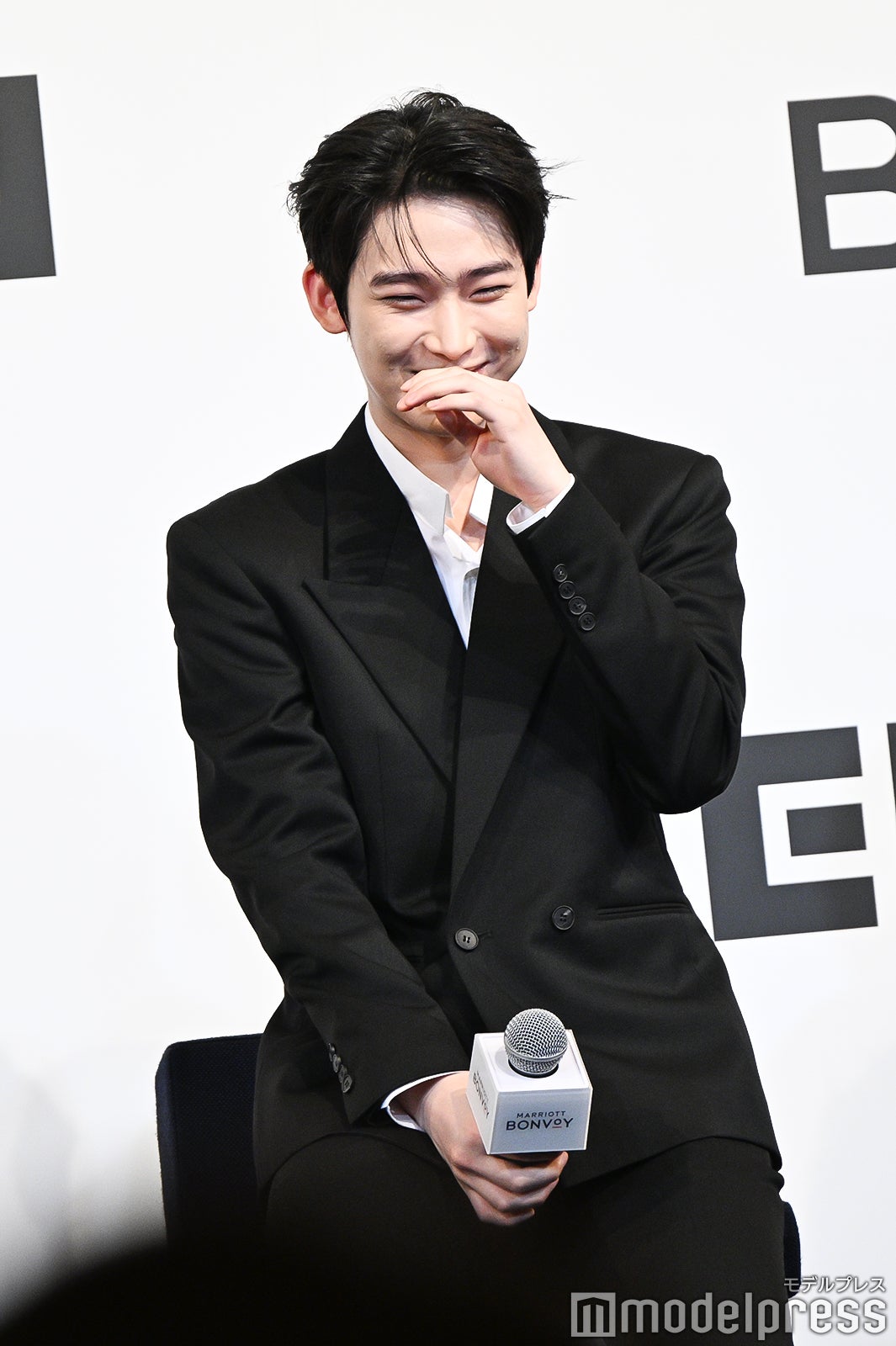 おにぎり好き発言の後に照れてしまうSUNOO（ソヌ）（C）モデルプレス