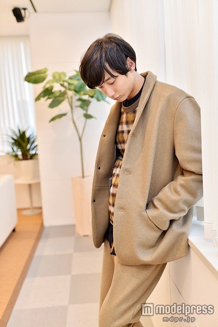 小関裕太（衣装クレジット／ジャケット、パンツ：roundabout トップス：DISCOVERED シャツ：The White Breafs）