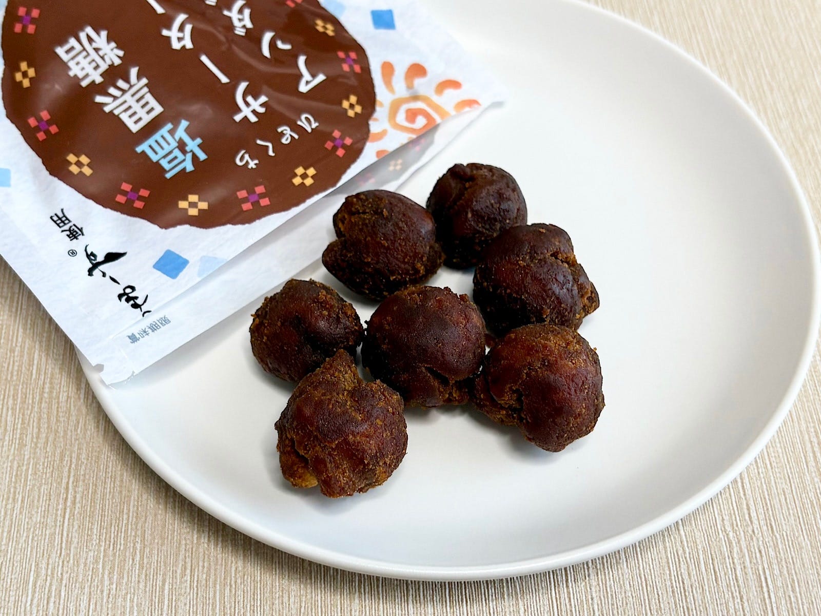 袋をあけると7個入り。黒糖の香りがふわっと口の中に広がります