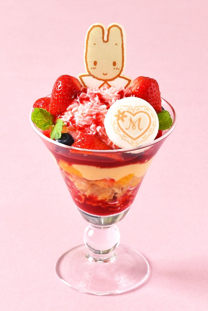 ちょっぴり贅沢おしゃれにピンクのドレスでおでかけベリーパフェ1,296円（C）1985,2018 SANRIO CO.,LTD.