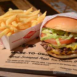 チーズバーガー780円、スキニーポテト280円(C)モデルプレス