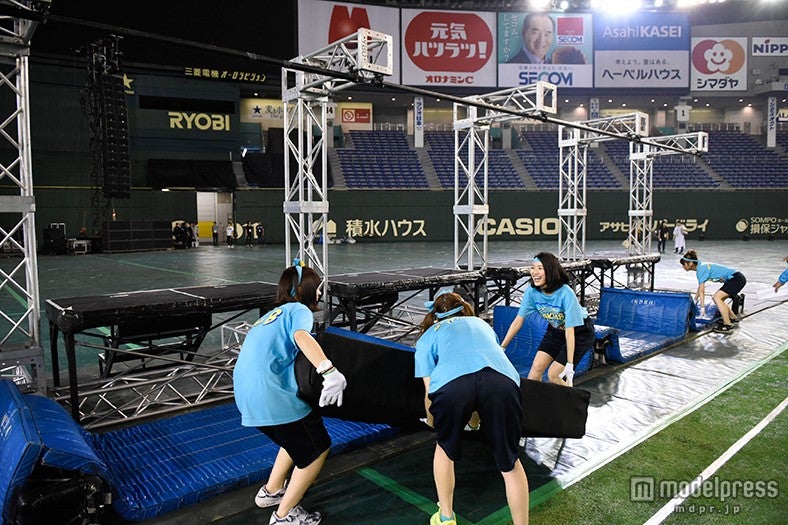 罰ゲームの撤収作業を敢行するチームB／「第1回AKB48グループ対抗 大運動会」（C）AKS