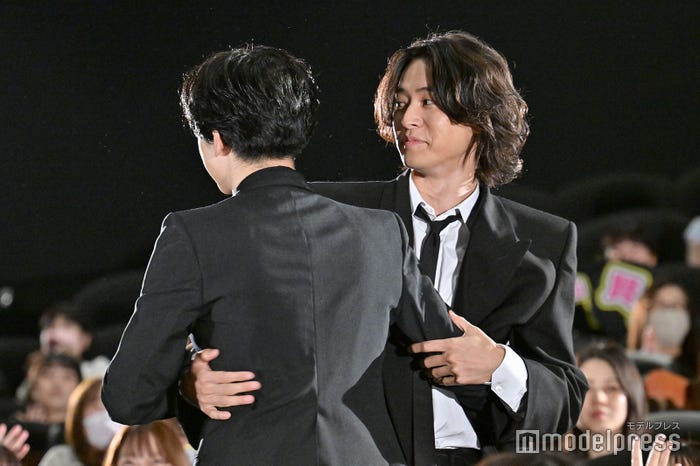 ハグ後の山崎賢人&吉沢亮(C)モデルプレス