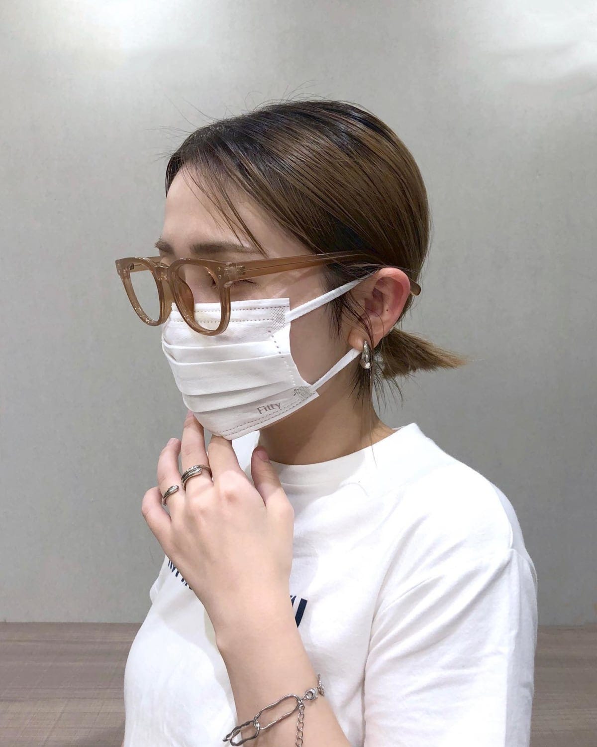 ラティスのだてメガネをしている女性の写真