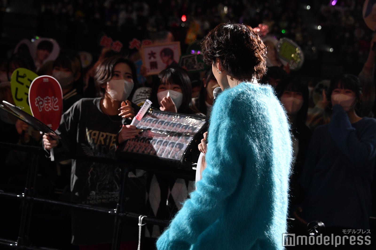 ファンとの会話に応えるゆうた（C）モデルプレス