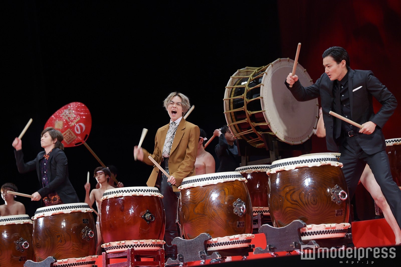 雄叫びを上げながら太鼓を叩く菅田将暉（中央）（C）モデルプレス