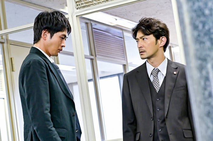 松下洸平、津田健次郎/「最愛」第6話より(C)TBS