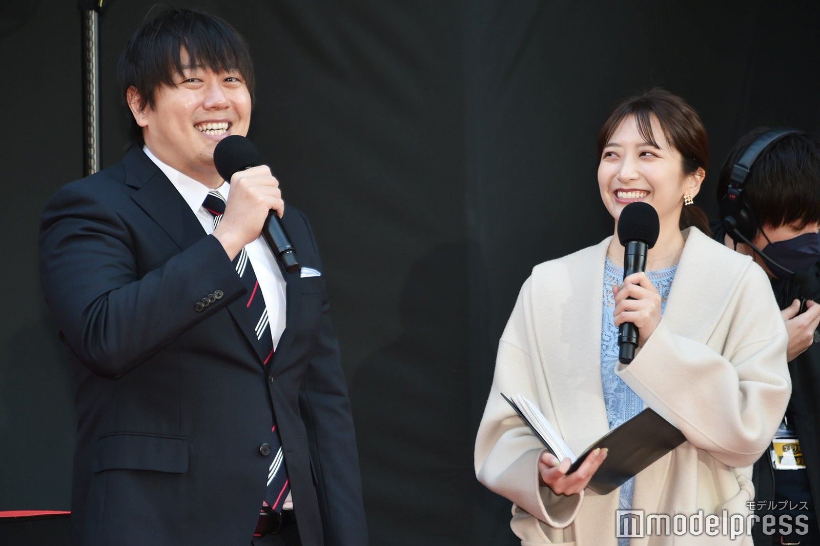 MCでイベントを盛り上げた安村直樹アナウンサー＆笹崎里菜アナウンサー（C）モデルプレス