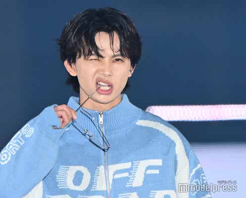 ONE N' ONLY・NAOYA(草川直弥)、フレームレスメガネ外しセクシーにウィンク【GirlsAward 2024AW】