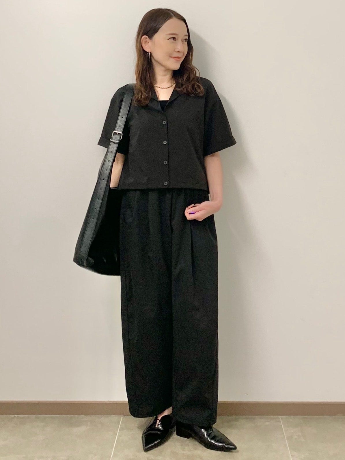 オールブラックでシックな着こなしに　出典：StyleHint