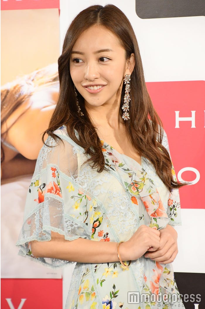 前髪が長い板野友美 (C)モデルプレス