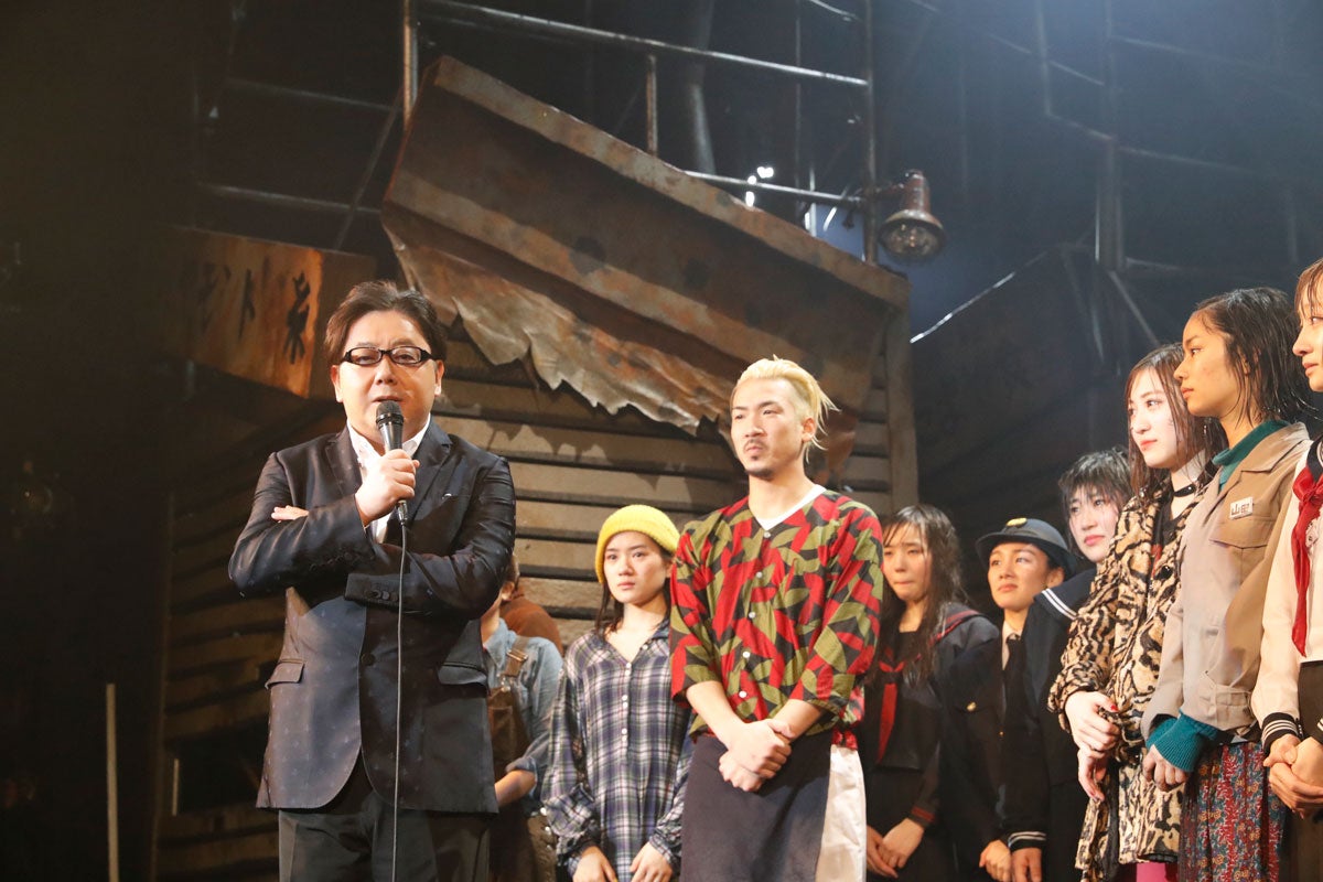 話題の「劇団4ドル50セント」千秋楽で“サプライズ” トータルプロデュース秋元康「さらにパワーを増していく」