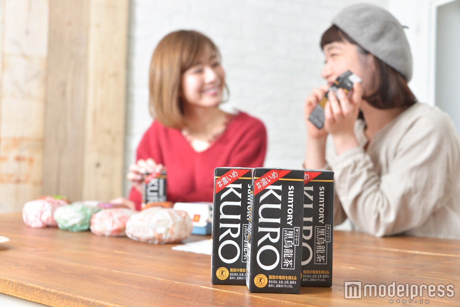 「サントリー黒烏龍茶#濃いめ」が登場。（左から）水野佐彩、渡辺友美子 （C）モデルプレス