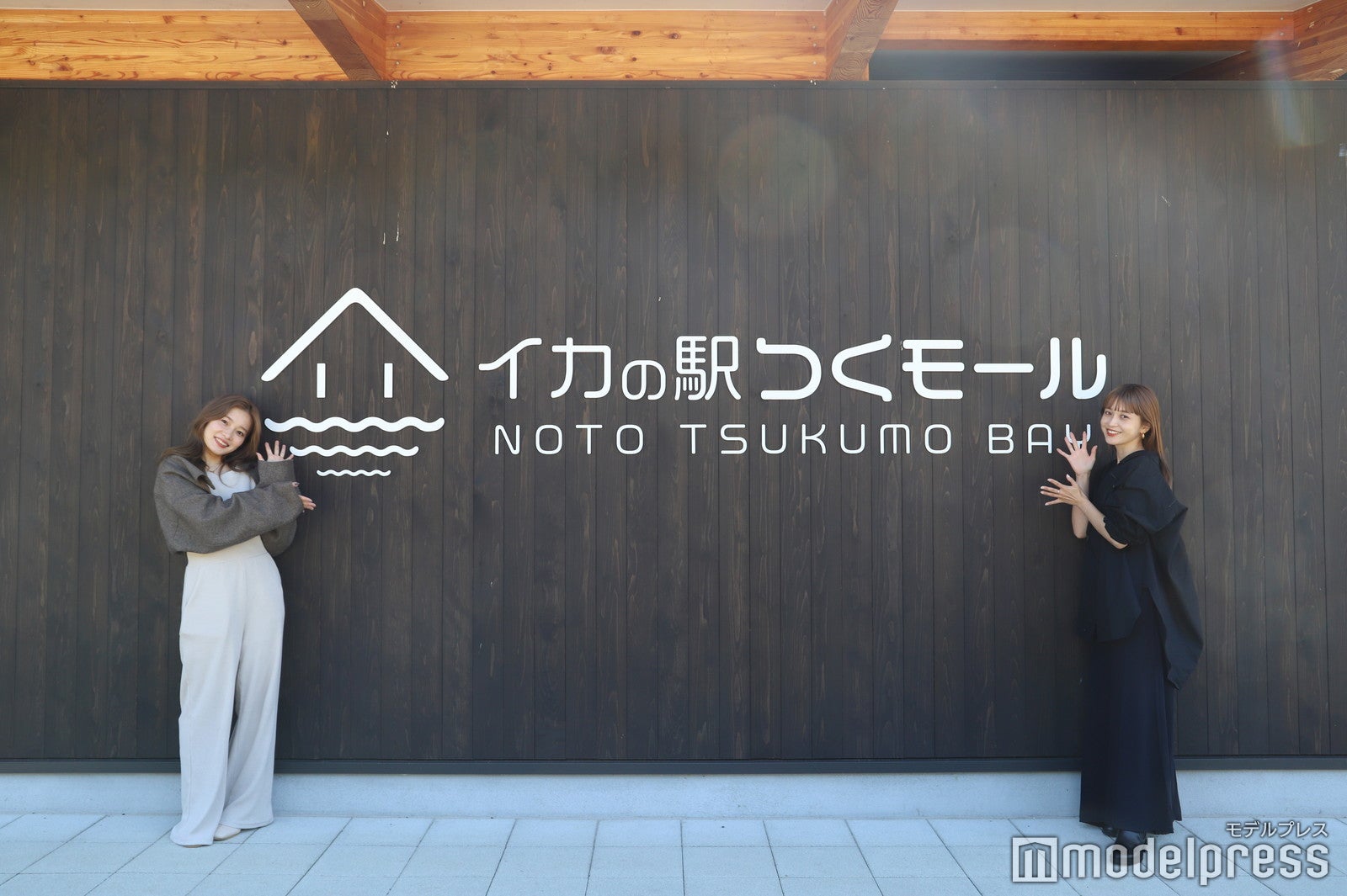 入り口にあるイカの頭と足、波がモチーフのロゴと一緒に（C）モデルプレス