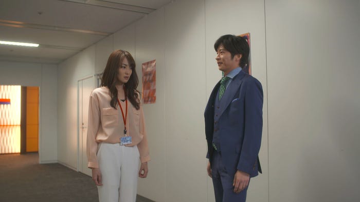 「襟抜きシャツ」はトレンドアイテム(C)読売テレビ