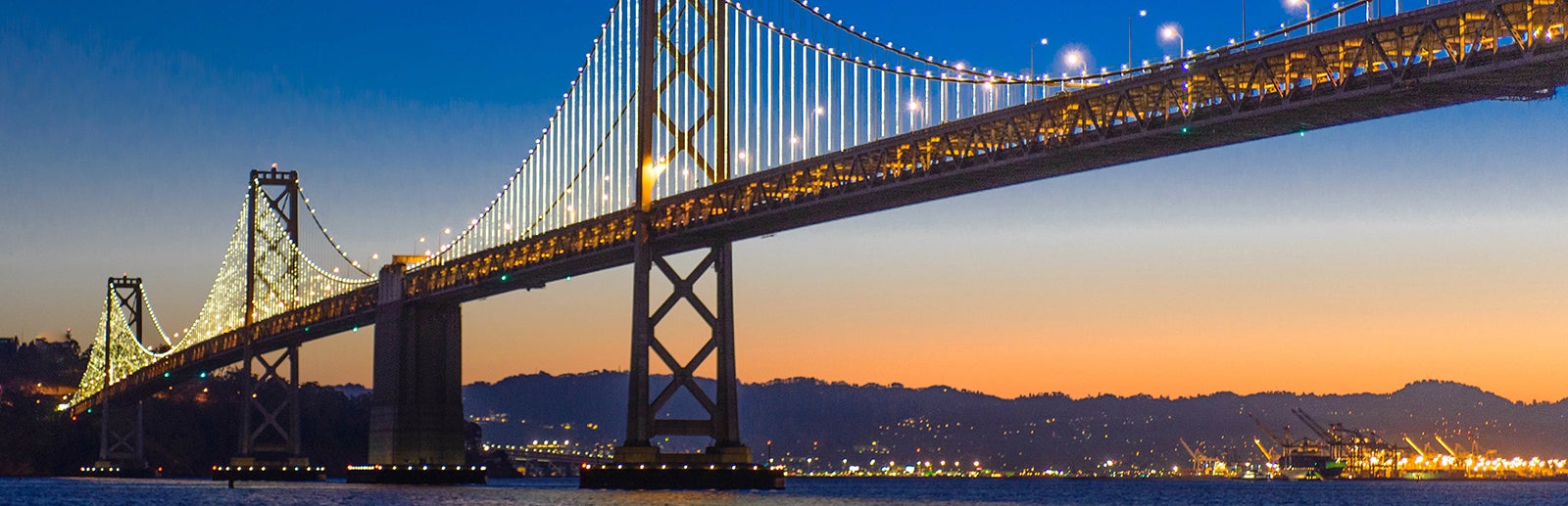 サンフランシスコの街が光のアートギャラリーに！目玉は光輝く大橋アート