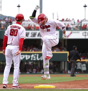 広島が1日限定“マリオセレブレーション” 坂倉らがハテナブロック上でマリオジャンプ 試合も快勝でセ独り勝ち