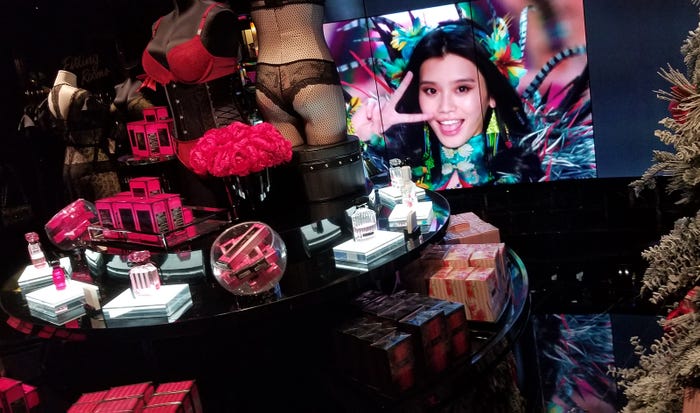 スクリーンではショーの映像を楽しむことができる