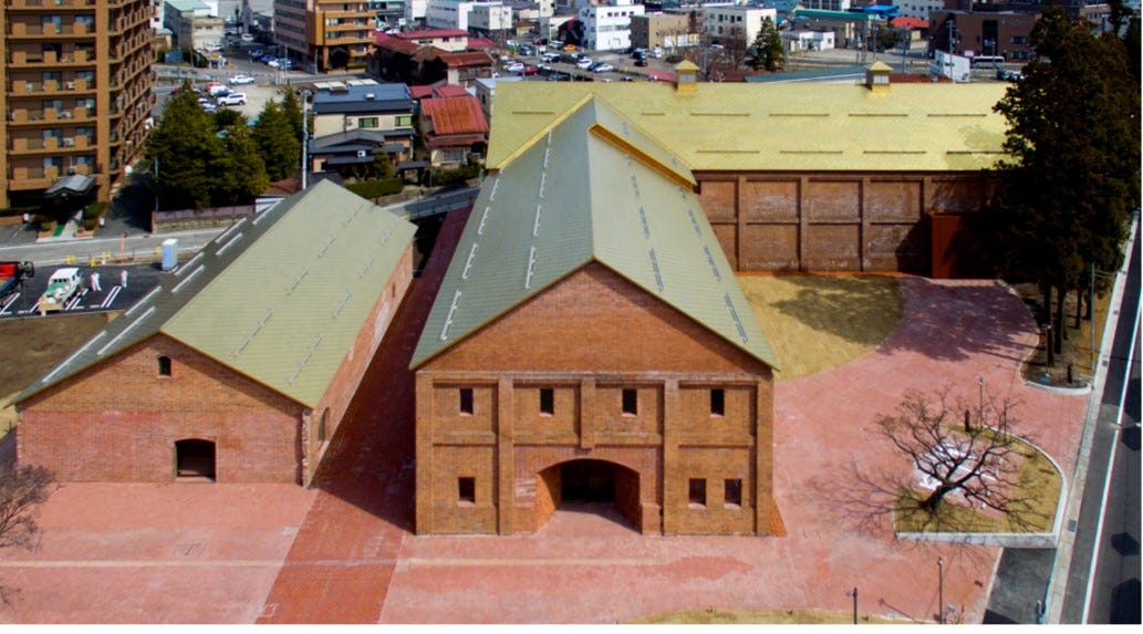 青森「弘前れんが倉庫美術館」アート展示&シードル飲めるカフェ併設の最新スポット