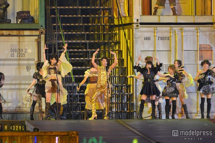 秋元才加がセンターで「フライングゲット」を熱唱
