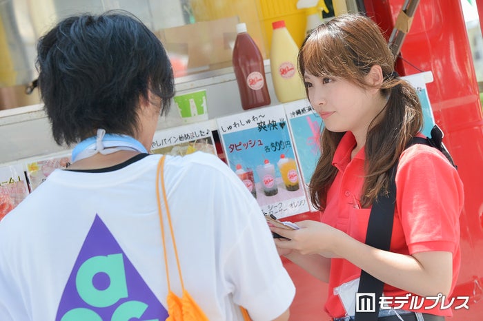 店頭に立って接客するami （C）ビューティーガール