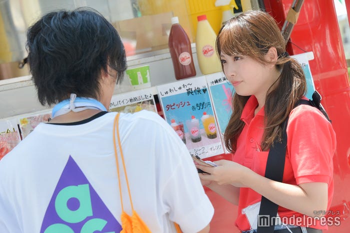 店頭に立って接客するami (C)モデルプレス
