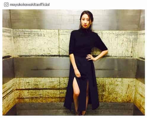 河北麻友子、SEXYスリットにドキッ!ほっそり美脚に熱視線