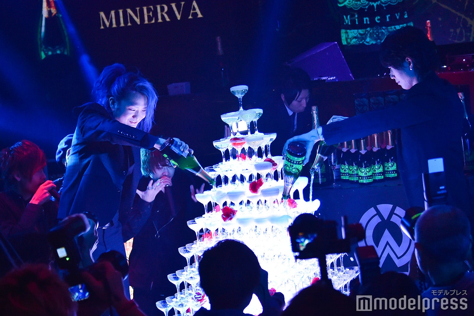 （左から）DJ社長、愛夢路澪（C）モデルプレス