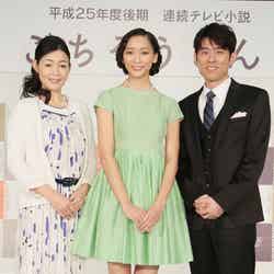 NHK連続テレビ小説「ごちそうさん」出演者発表記者会見に登場した（左から）財前直見、杏、原田泰造（C）NHK