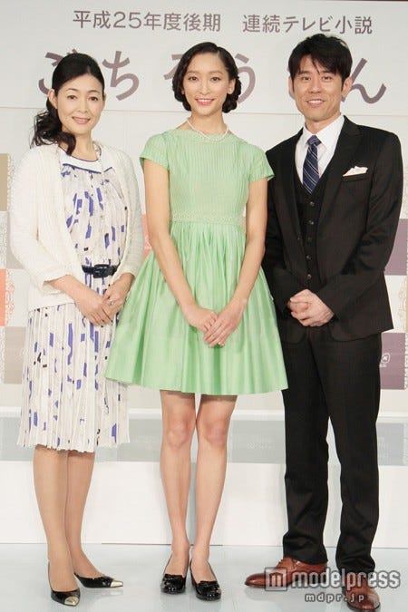 NHK連続テレビ小説「ごちそうさん」出演者発表記者会見に登場した(左から)財前直見、杏、原田泰造(C)NHK