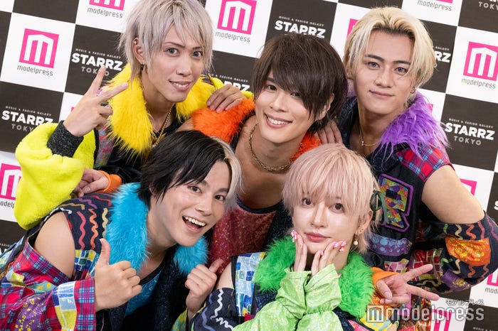 リアルピース/(後列左から)こーた、かずぅ、なお(前列)かちょー、こぺ(C)モデルプレス