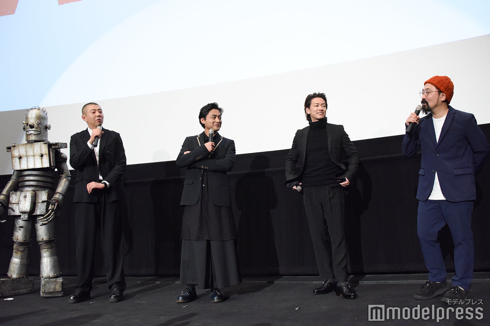 ロボオ（謎のロボット）、荒川良々、山田孝之、佐藤健、山下敦弘監督（C）モデルプレス