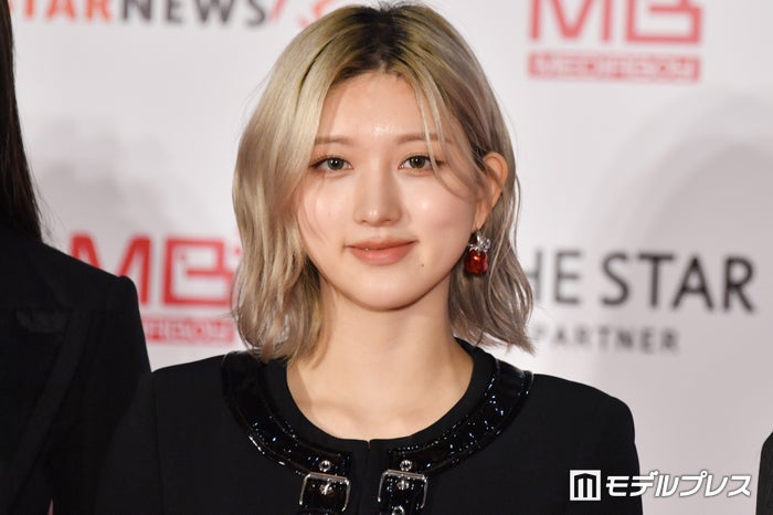 IVEガウル、華やかベアトップドレス姿に熱視線「完璧なスタイル」「ため息が出るほど素敵」