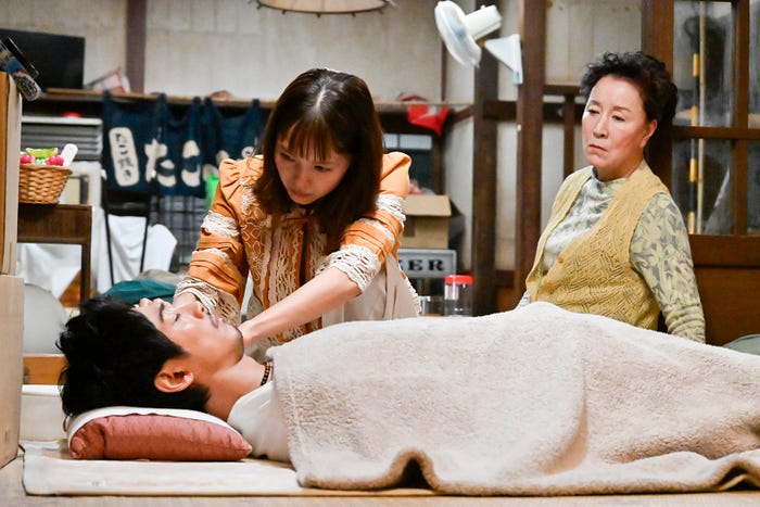 ディーン・フジオカ、宮崎あおい、高畑淳子「ちょっとだけエスパー」第8話(C)テレビ朝日