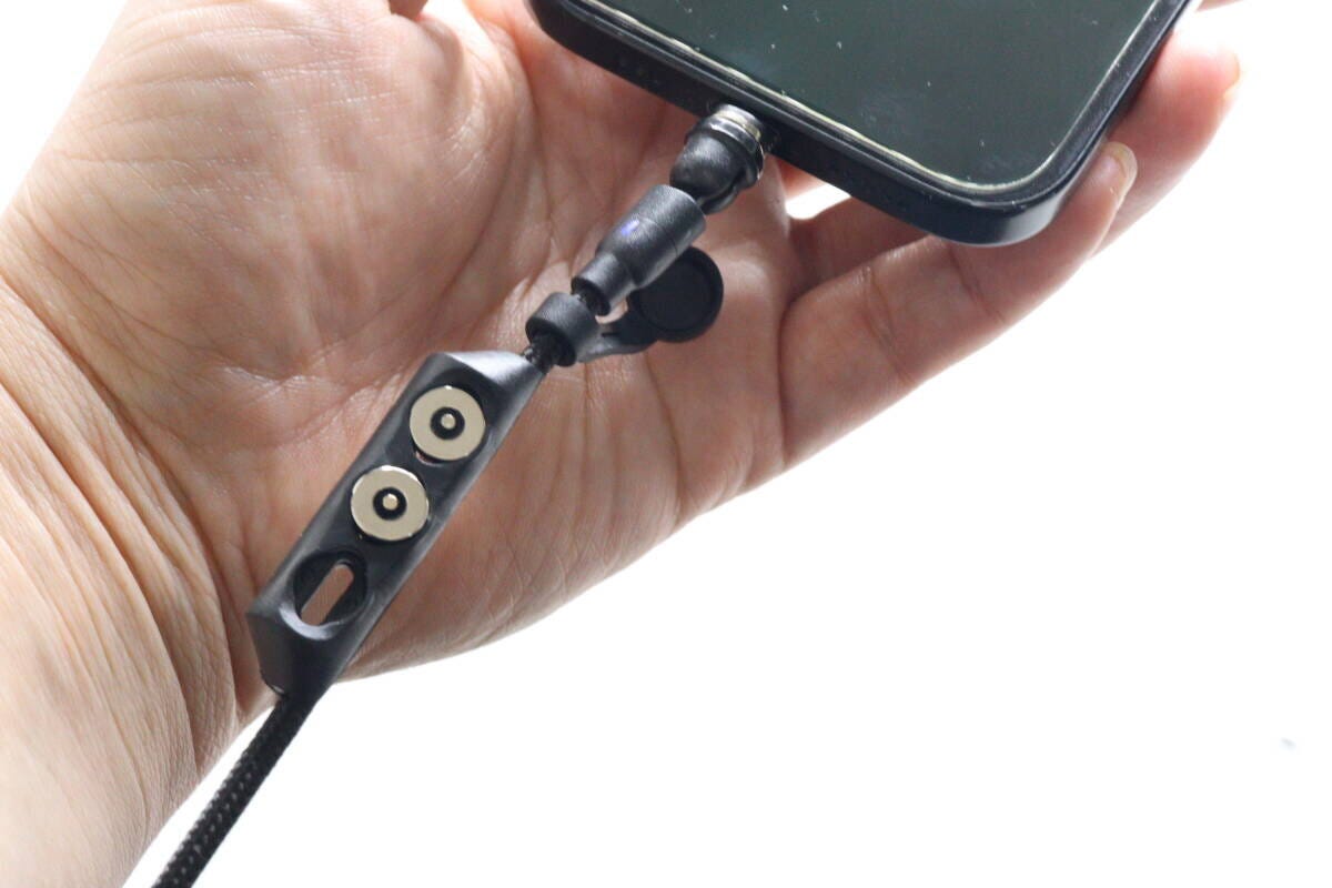 スマートフォンにマグネットケーブルが接続され充電している様子
