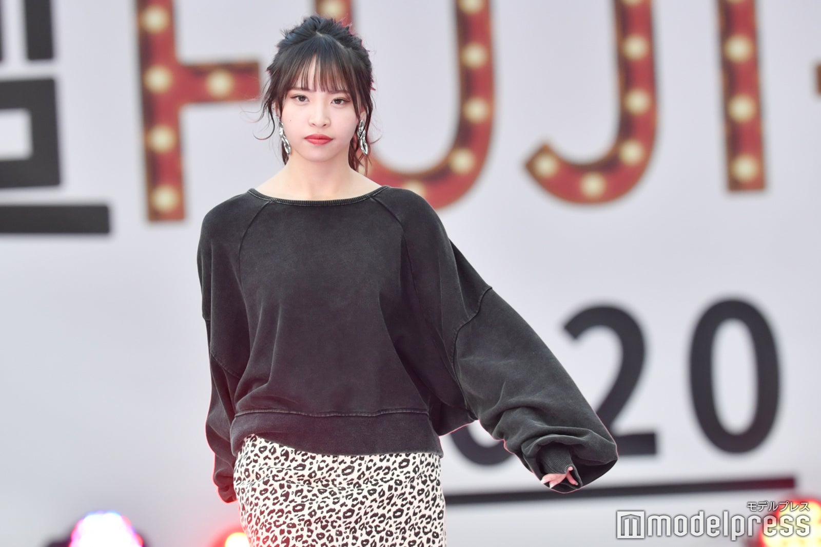 「今日好き」まる、“背中ざっくり”SEXYコーデで雰囲気ガラリ＜超 FUJI-Q！2020 ～超十代の秋まつり～＞