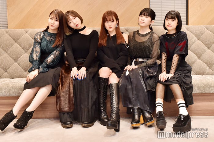 リトグリ(左から)かれん、MAYU、芹奈、manaka、アサヒ(C)モデルプレス
