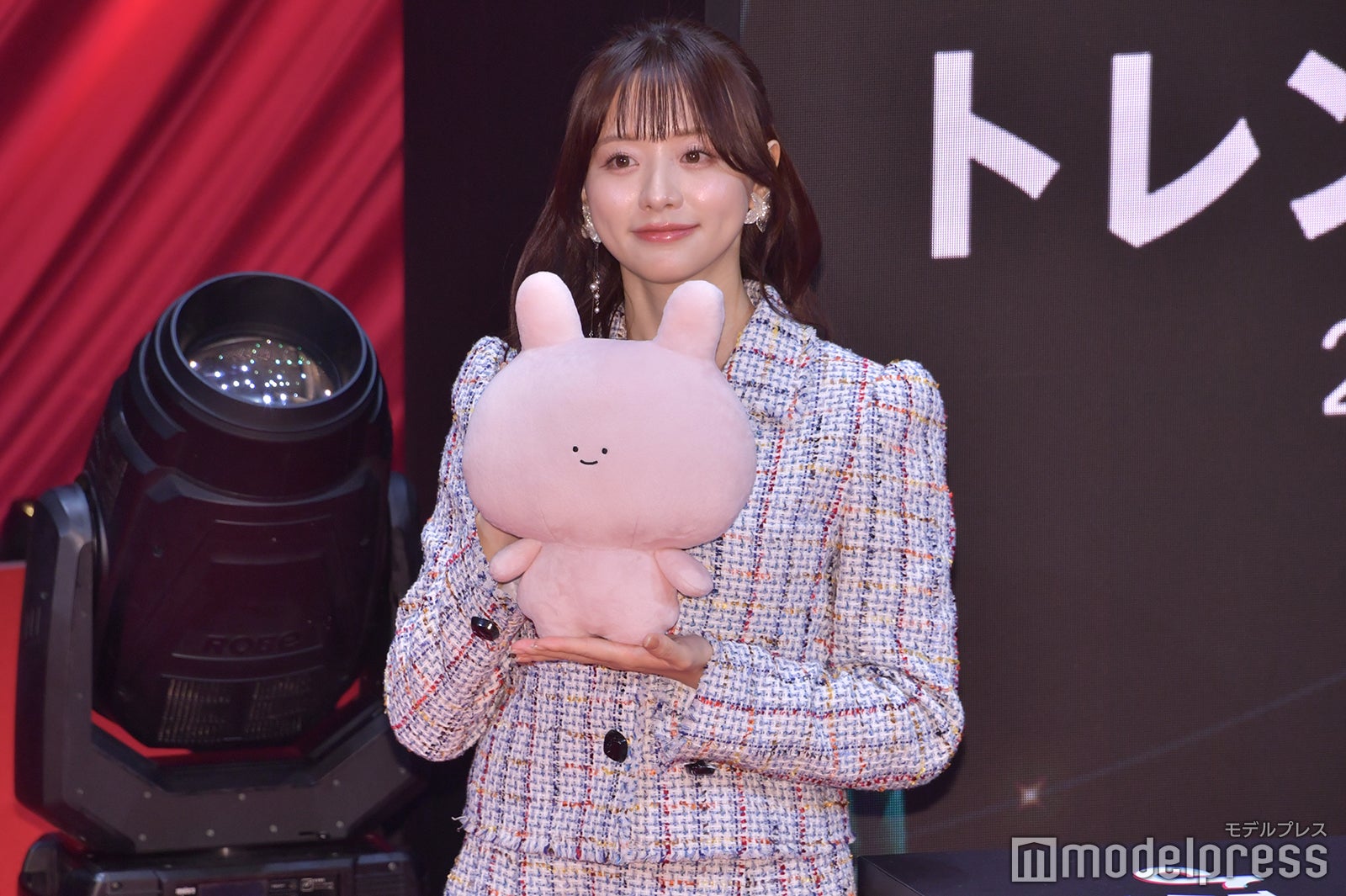 あさみみちゃんを抱く森香澄（C）モデルプレス