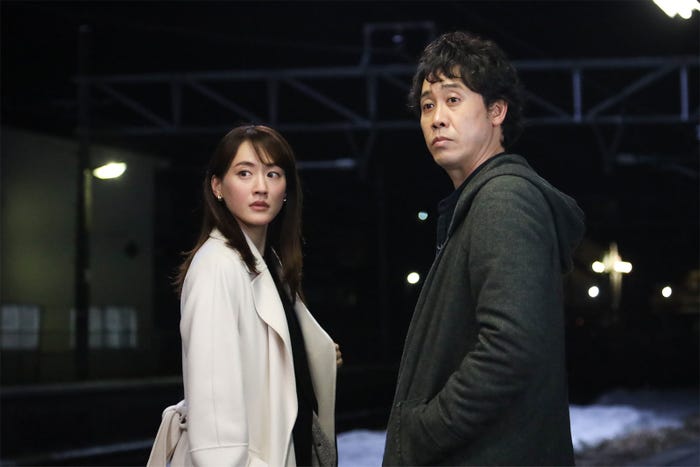 綾瀬はるか、大泉洋/「元彼の遺言状」第1話より(C)フジテレビ