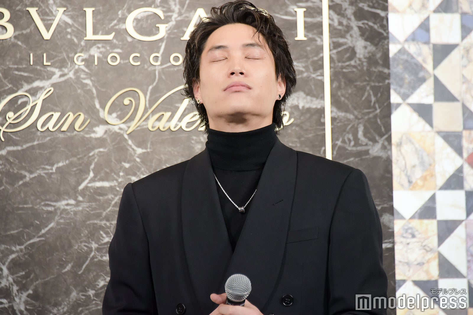 チョコレートを試食する鈴木伸之（C）モデルプレス