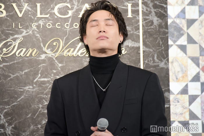 チョコレートを試食する鈴木伸之(C)モデルプレス