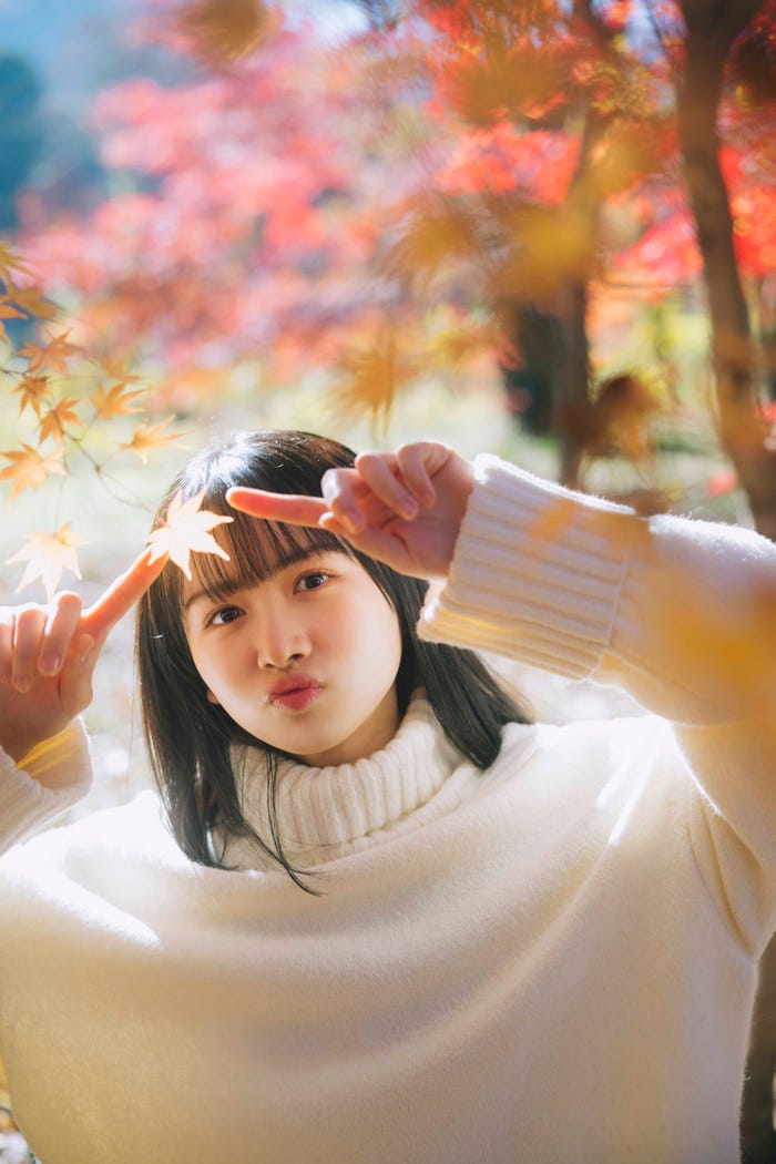 上村ひなの/紅葉のベストシーズンに撮影。“晴れ⼥な彼⼥”カット(提供写真)