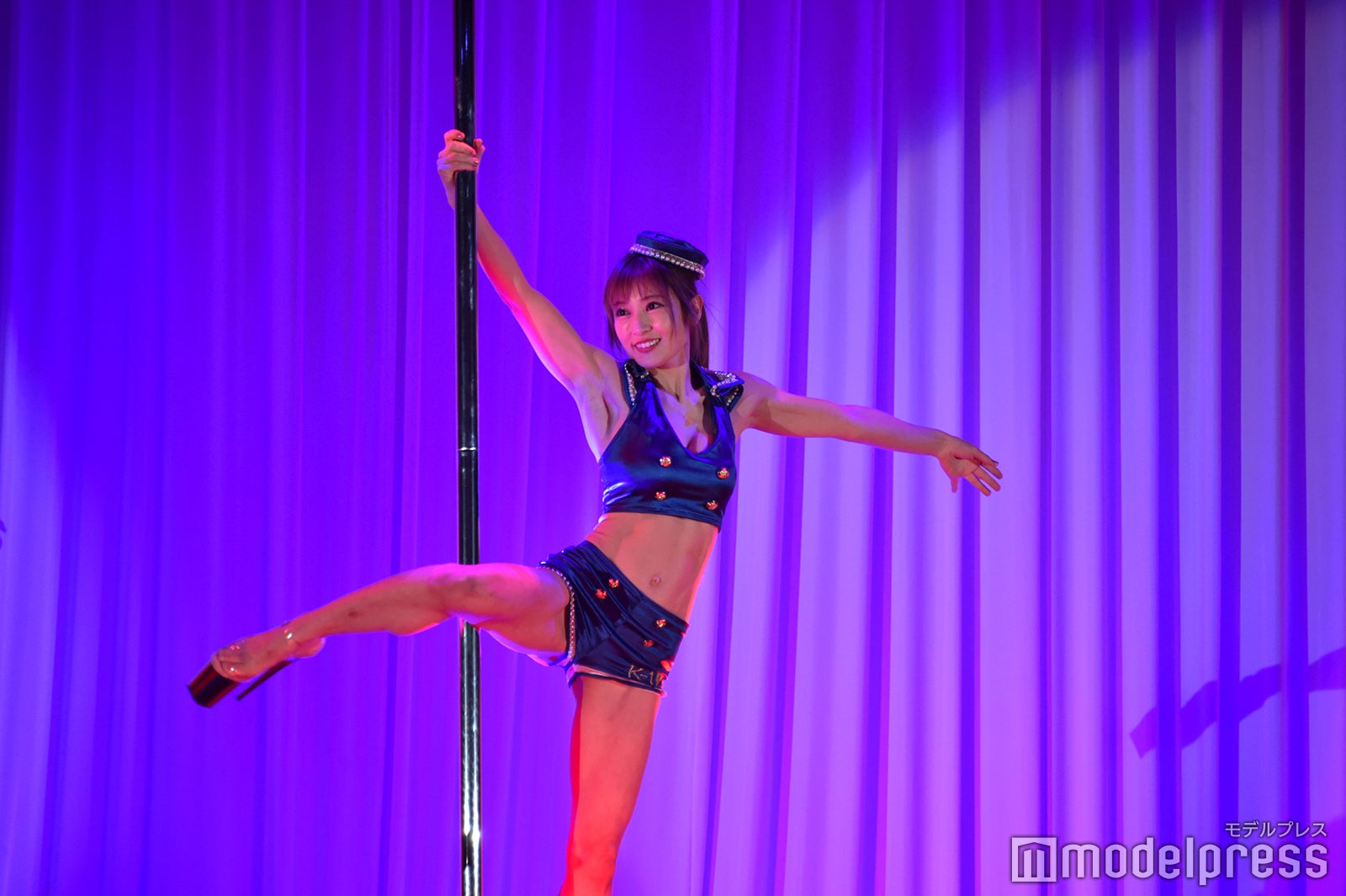 ポールダンスを披露する熊田曜子（C）モデルプレス