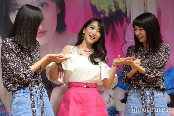 JY(中央)とりかりこ「好きな人がいること」ダンス披露(C)モデルプレス