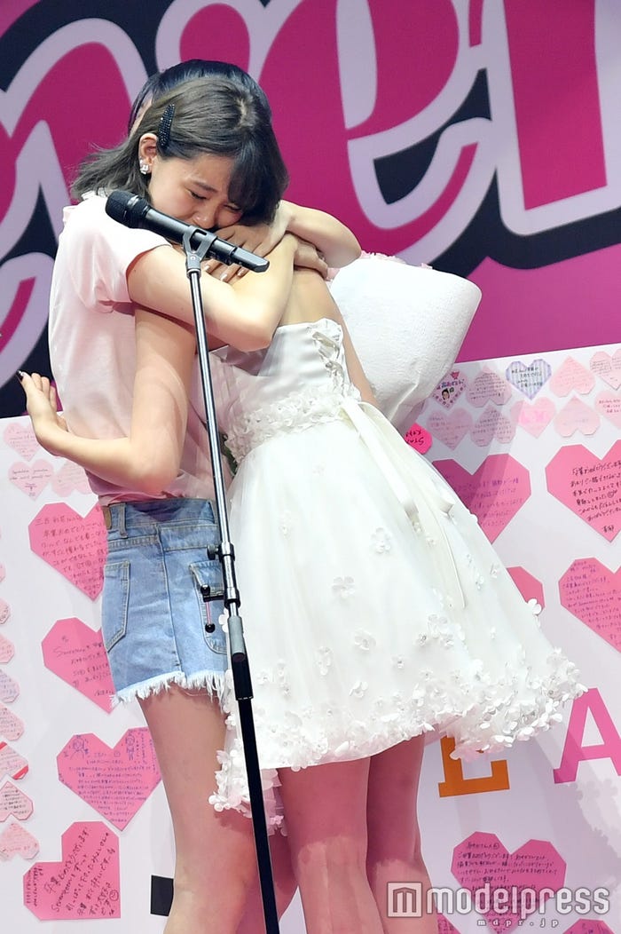 江野沢愛美、三吉彩花(C)モデルプレス