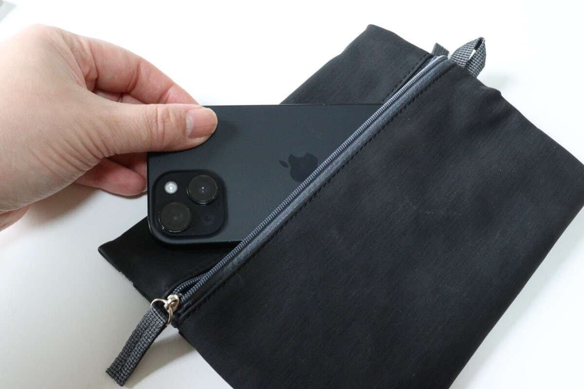 ダイソーのトラベルケースの背面ポケットはスマホが入る